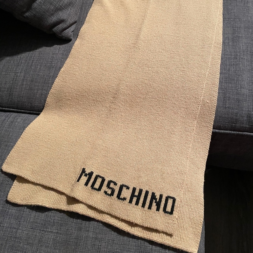 Moschino scarf authentic-